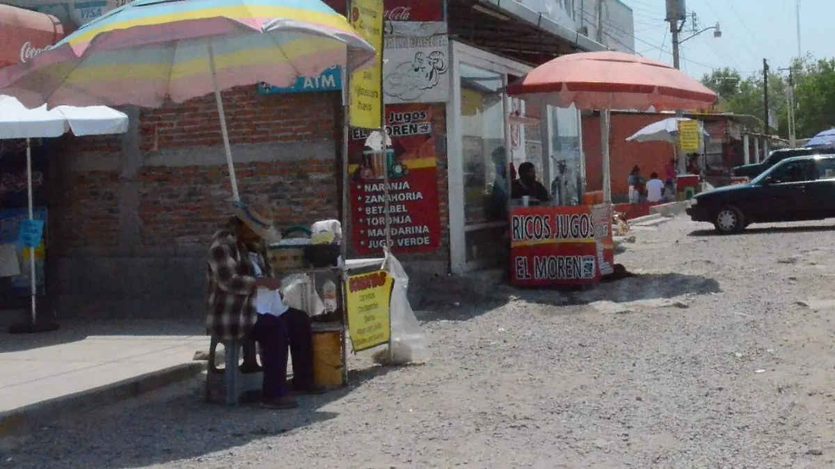 Comercio informal invade zonas de estacionamiento en Palmillas. Los Foto Luis Luévanos